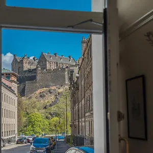 Victorian Elegance With Stunning Castle View Holiday home Edinburgh